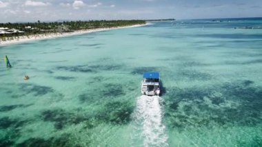 Punta Cana beach yakınındaki Karayip Denizi hız tekne veya yat yelken