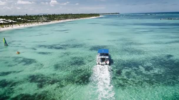 Velocidade de barco ou iate navegando no mar do caribe perto da praia de Punta Cana — Vídeo de Stock