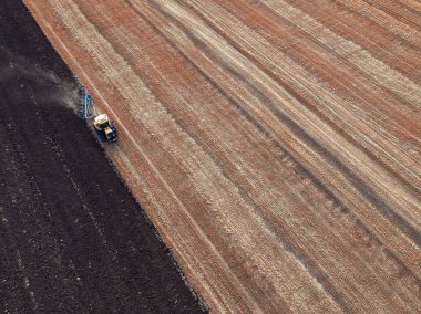 Traktör yetiştirilmesi alan sonbahar 