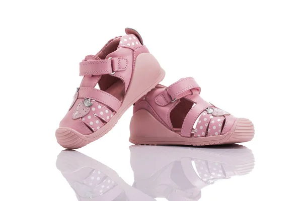 Sandálias de verão de couro ortopédico bebê menina isolada no branco — Fotografia de Stock