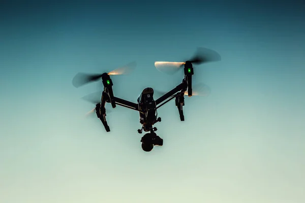 Várna, Bulgária - július 09,2016: Idji inspirálja 1 Pro drone Uav quadcopter az égen — Stock Fotó