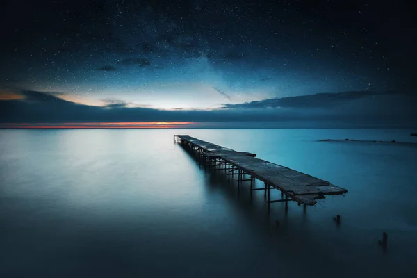 Alte kaputte Brücke im Meer, lange Belichtung — Stockfoto