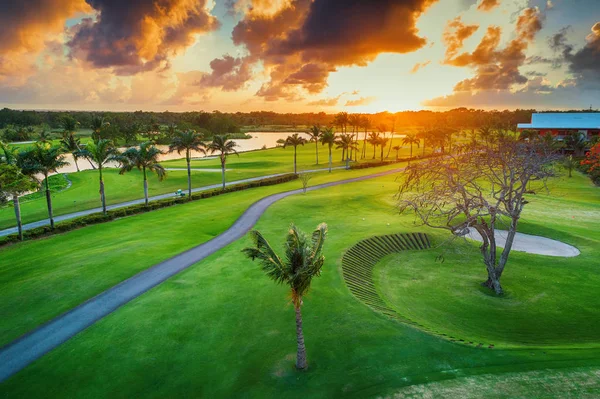 热带高尔夫球场在日落时，多米尼加共和国的鸟瞰图 — 图库照片