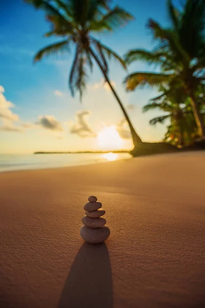 Balanza de piedras en la playa, toma del sol —  Fotos de Stock