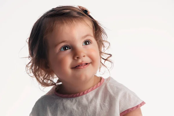 Linda loira bebê menina retrato no fundo branco — Fotografia de Stock