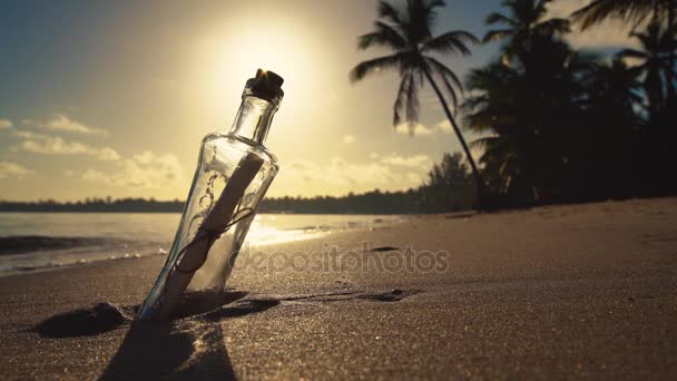 Botella con masaje en la playa de la isla tropical. Punta Cana, República Dominicana — Vídeos de Stock