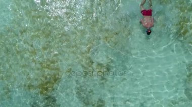 Punta Cana beach, havadan görünümü yakınındaki Karayip denizinde yüzmeye adam