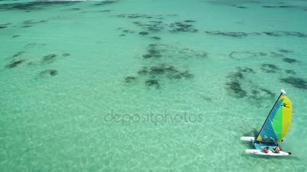 Με σκάφος ή κανό ιστιοπλοΐα στην Καραϊβική Θάλασσα κοντά σε Παραλία Punta Cana. Καλοκαιρινές διακοπές — Αρχείο Βίντεο