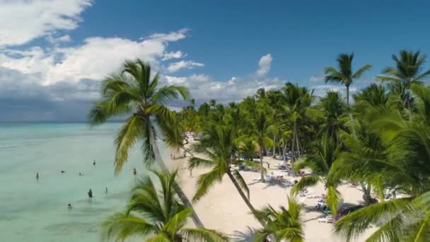 Luchtfoto video via tropisch eiland strand Punta Cana, Dominicaanse Republiek — Stockvideo