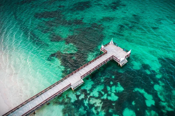 Luchtfoto van tropische houten pier en de turquoise Caraïbische Zee — Stockfoto