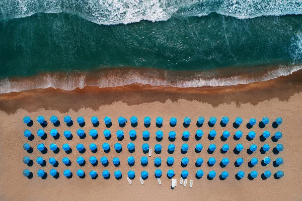 Aerial top view on the beach. Umbrellas, sand and sea waves — Stock Photo, Image