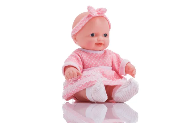 Schattige kleine plastic baby doll geïsoleerd op witte achtergrond — Stockfoto