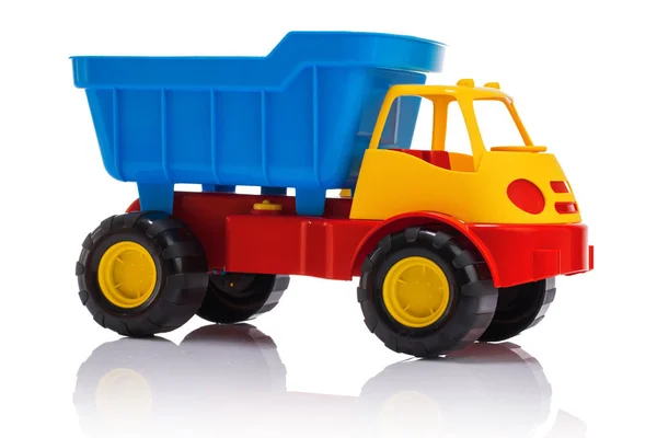 Дитячий пляж піщані іграшки і барвисті пластикові вантажівки ізольовані — стокове фото