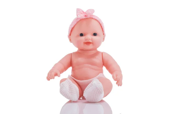 Schattige kleine plastic baby doll geïsoleerd op witte achtergrond — Stockfoto