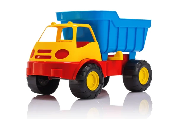 Μωρό παιχνίδια στην παραλία. Πλαστικό αυτοκίνητο ή το φορτηγό που απομονώνονται σε λευκό φόντο — Φωτογραφία Αρχείου