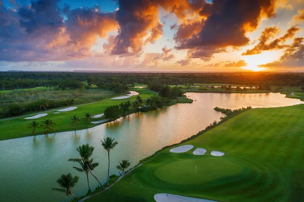 Vista aerea del campo da golf tropicale al tramonto, Repubblica Dominicana — Foto Stock