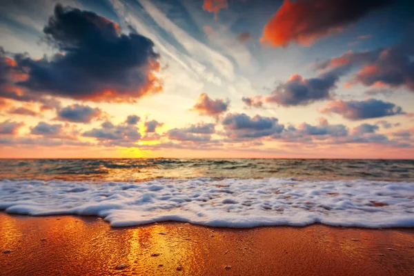 Prachtige zonsopgang boven de zee — Stockfoto