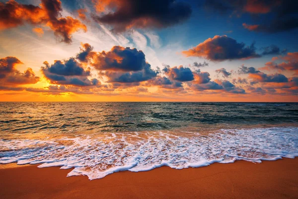 Prachtige zonsopgang boven de zee — Stockfoto