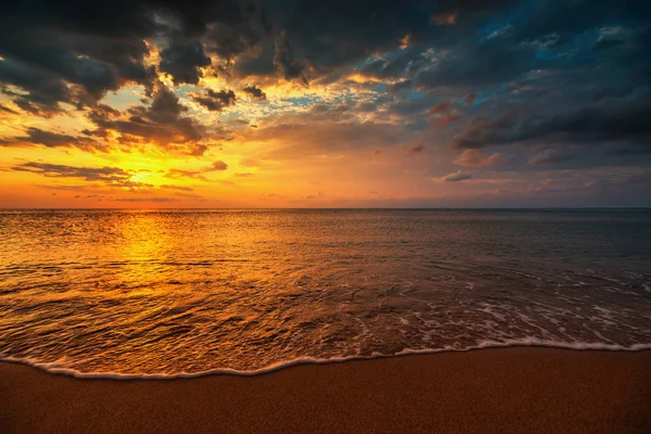 Hermoso amanecer sobre el mar — Foto de Stock