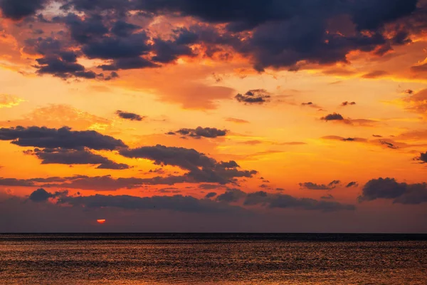 Όμορφη ανατολή του ηλίου πάνω από τη θάλασσα και την γραφική σύννεφα — Φωτογραφία Αρχείου