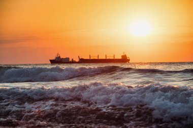 Kargo gemisi, gündoğumu görünümü yelken ile deniz güneş ayarı