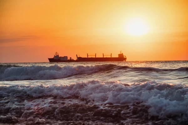 Pôr do sol no mar com navio de carga à vela, vista do nascer do sol — Fotografia de Stock