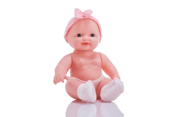 Schattige kleine plastic baby pop met blauwe ogen zitten geïsoleerd — Stockfoto