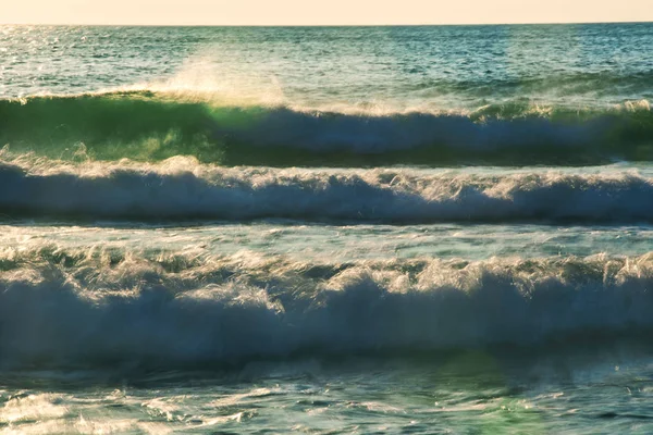 Lindas ondas quebrando no mar perto da praia — Fotografia de Stock