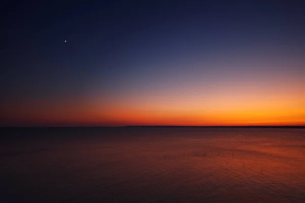 Pôr-do-sol dourado com lua sobre o mar negro perto da capa Kaliakra, B — Fotografia de Stock