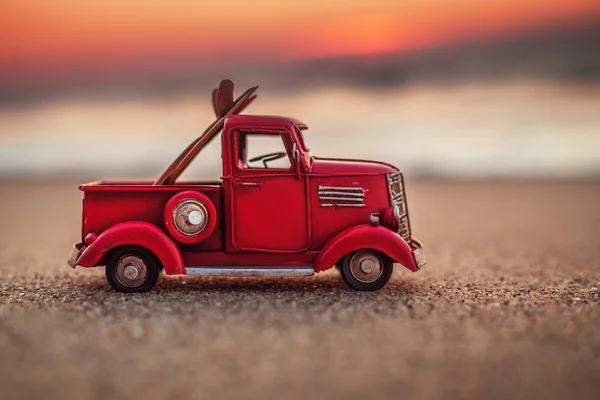 Sonnenaufgang am Strand der tropischen Insel und Miniatur-LKW — Stockfoto