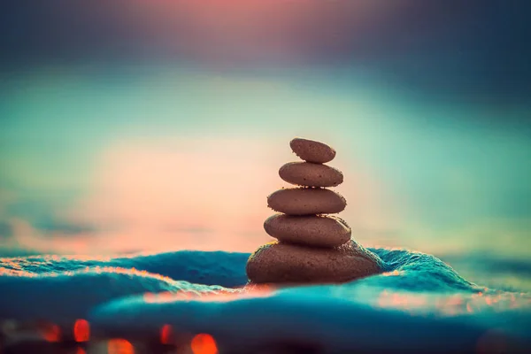 Steine balancieren am Sandstrand, Sonnenaufgang — Stockfoto