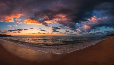 Denizin üzerinde güzel bir gün doğumu