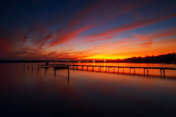 Bacino di legno e barca da pesca al lago, colpo al tramonto — Foto Stock