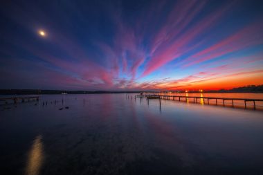 Ahşap Dock ve balıkçı teknesi göl, günbatımı vurdu