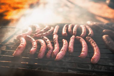 Barbekü ızgara sosis ızgara. Ormanda piknik