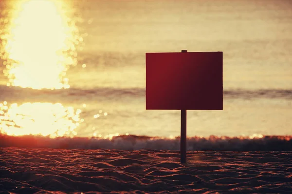 Leere Hinweistafel am Tropenstrand — Stockfoto