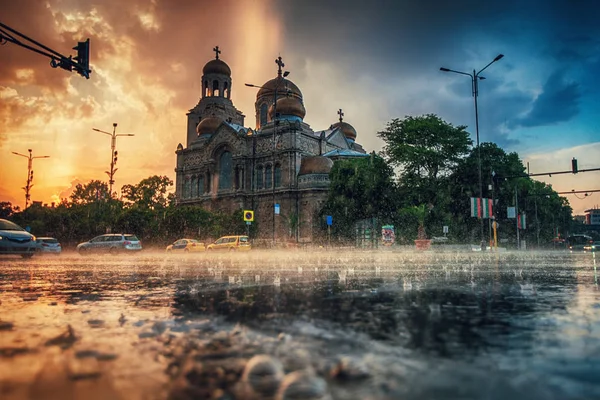 The Cathedral of the Assumption in Varna and the street traffic. — Stock Photo, Image