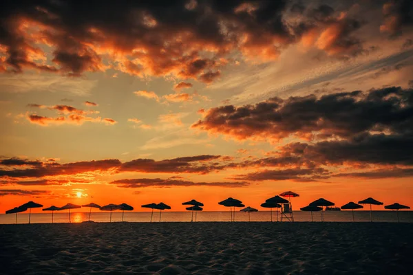 Silhouette de parasols de plage — Photo