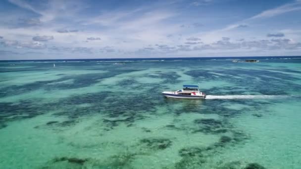 Velocidade de barco ou iate navegando no mar do caribe perto da praia de Punta Cana — Vídeo de Stock