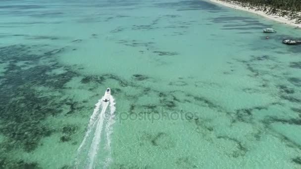 Motorcsónak, vagy yacht, vitorlázás a Karib-tenger közelében beach Punta Cana, Dominikai Köztársaság — Stock videók