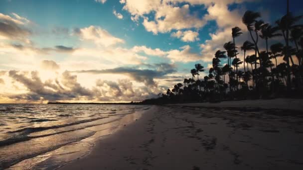 Východ slunce na tropické pláži a Karibské moře. Resort Punta Cana, Dominikánská republika — Stock video