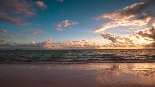 Vakker soloppgang med skyer over den tropiske stranden – stockvideo