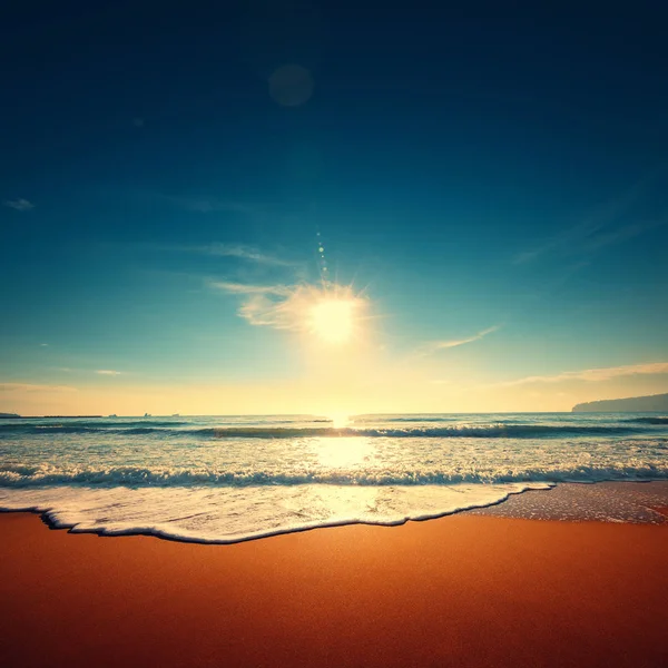 Beautiful sunrise over the clear water sea — Stock Photo, Image