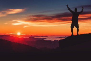 Adam siluet dağ cliff üzerinde panaoramic görünümü keyfini çıkarın. Adam watc