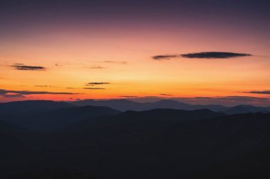 Dağların güzel panoramik görünüm üzerinden renkli günbatımı