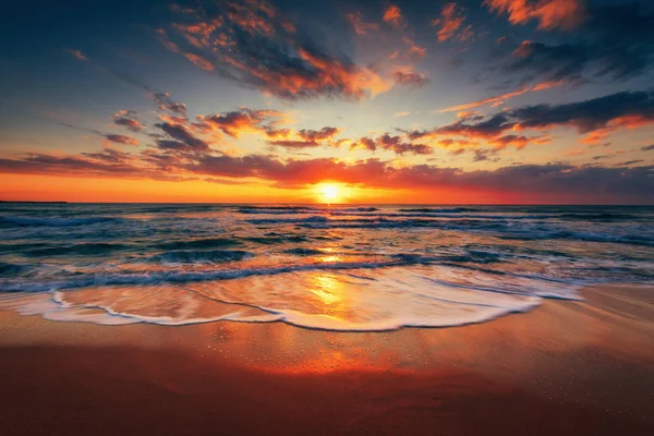 Piękny wschód słońca nad morzem — Zdjęcie stockowe