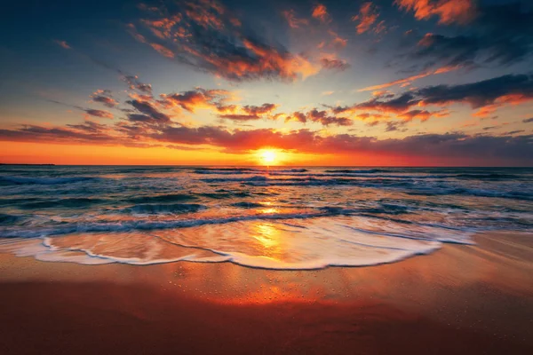 Prachtige zonsopgang boven de zee — Stockfoto