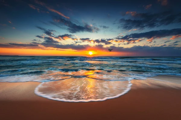 Vôo drone sobre o mar e belo nascer do sol — Fotografia de Stock