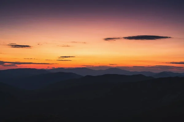 Dağların güzel panoramik görünüm üzerinden renkli günbatımı — Stok fotoğraf