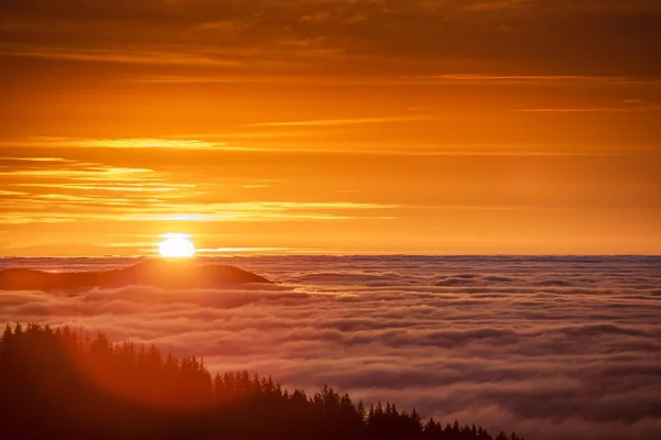 Nascer do sol sobre as nuvens na montanha. Vista aérea sobre nevoeiro e — Fotografia de Stock